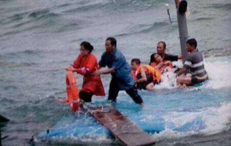 Dihantam Ombak Besar, 13 Penumpang Terombang Ambing di Selat Tanjung Kelit