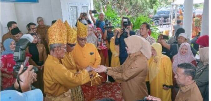 Dilla Disambut Tarian Adat di Hari Pertama Ngantor