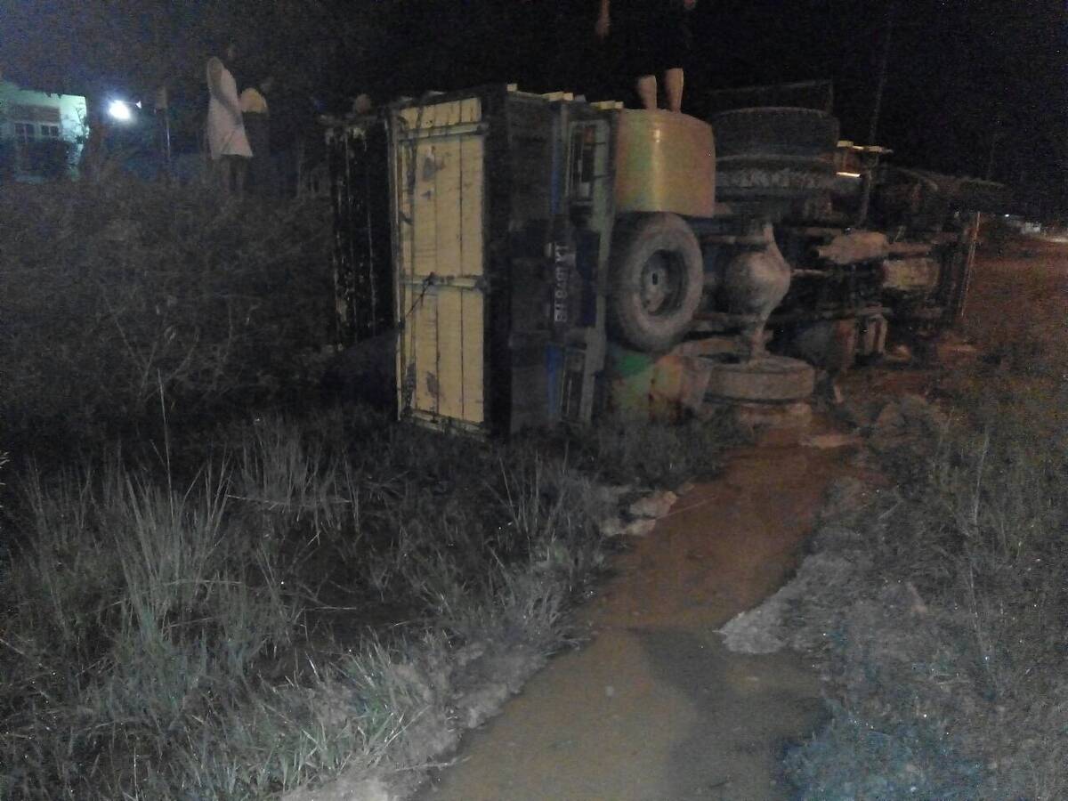 Dini Hari Tadi Mobil Truk Bawa Getah Terguling