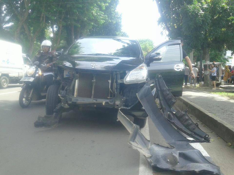 Ditabrak Minibus, Sekeluarga Mengalami Luka Parah