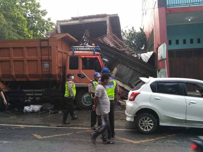 Ditabrak Truk, Mobil Parkir dan Toko Fotokopi Rusak Parah