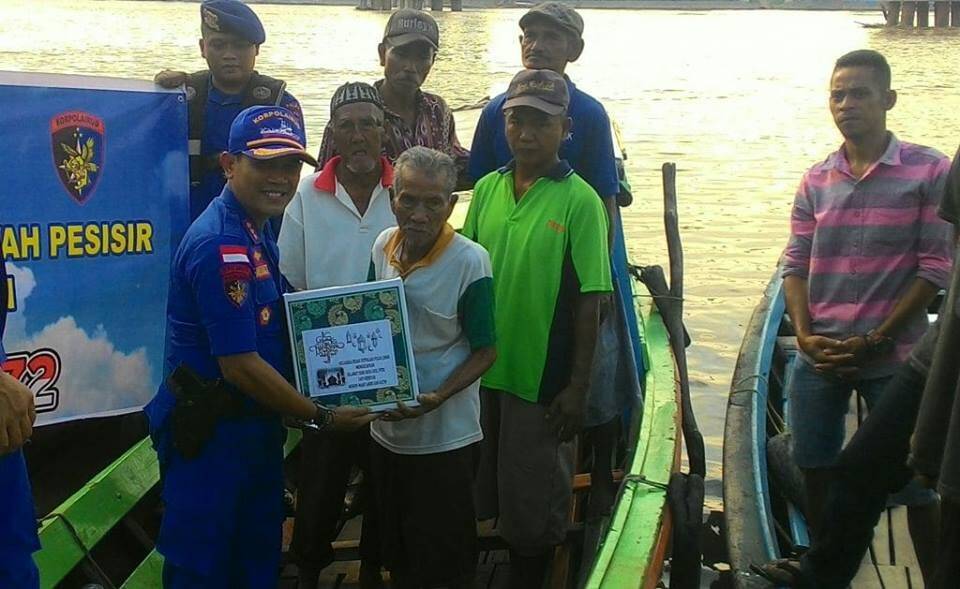 Ditpolair Polda Jambi Bagikan Sembako di Pingi Sungai Batanghari