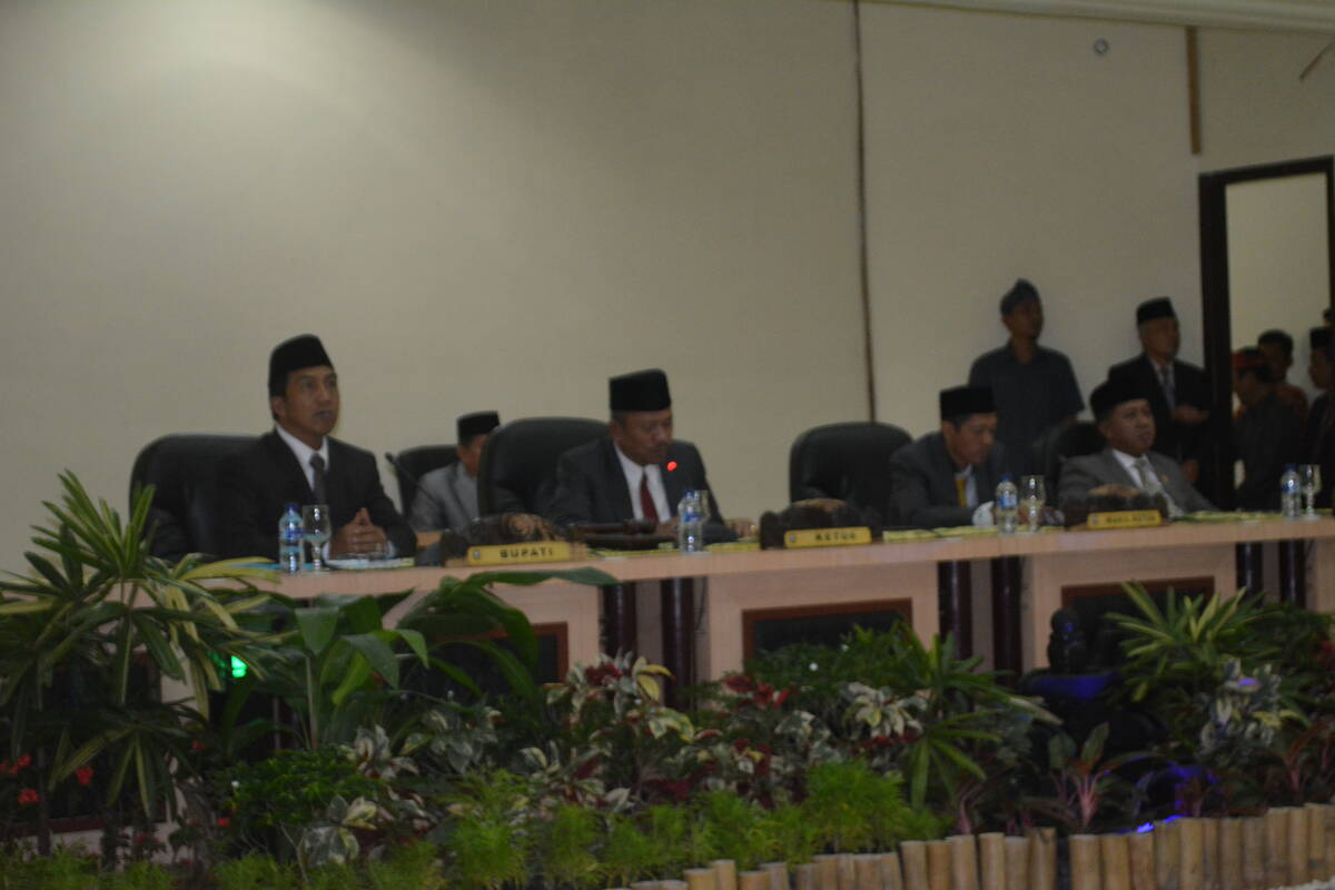 DPRD Sarolangun Gelar Rapat Paripurna Istimewa Peresmian Pemberhentian dan Pelantikan PAW