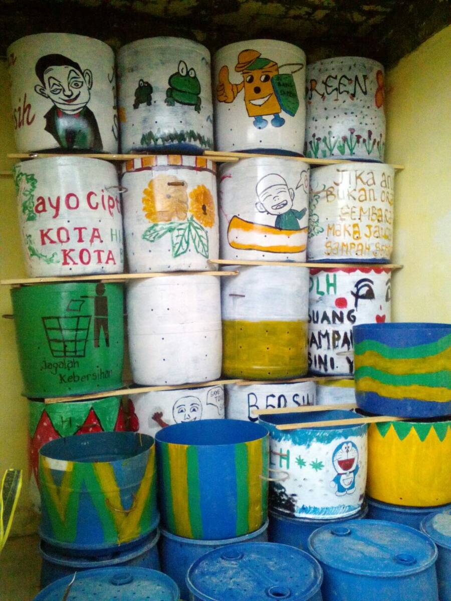 Drum Bekas Disulap Jadi Tong Sampah Menarik