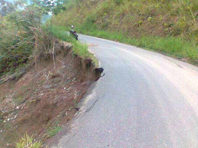 Dua Jalur Akses Transportasi, Menuju Bukit Khayangan, Nyaris Putus