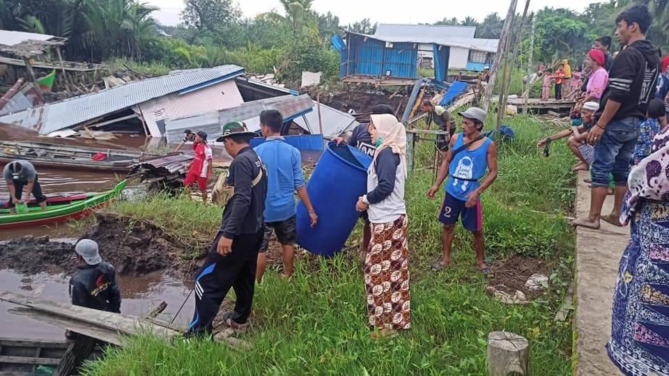 Dua Rumah Mendahara Ambruk Masuk Sungai