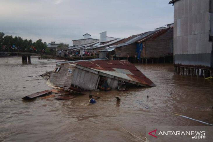 Dua Rumah Warga Mendahara Hanyut ke Dalam Sungai