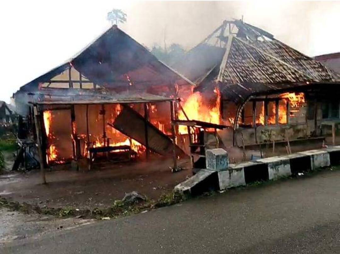 Dua Unit Rumah Dilalap Jago Merah