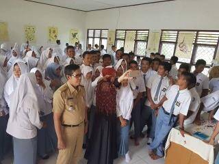 Elviana Kembali Bagikan Ratusan Beasiswa PIP untuk Siswa Jambi