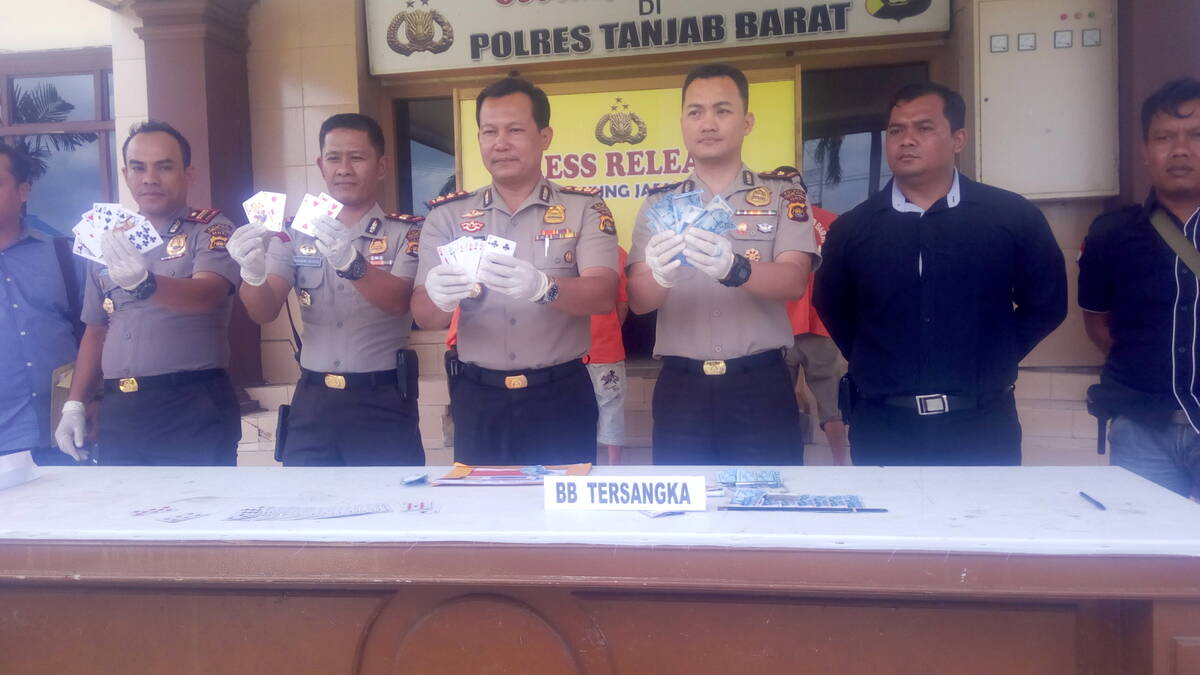 Empat Karyawan Berjudi Dibekuk Polisi