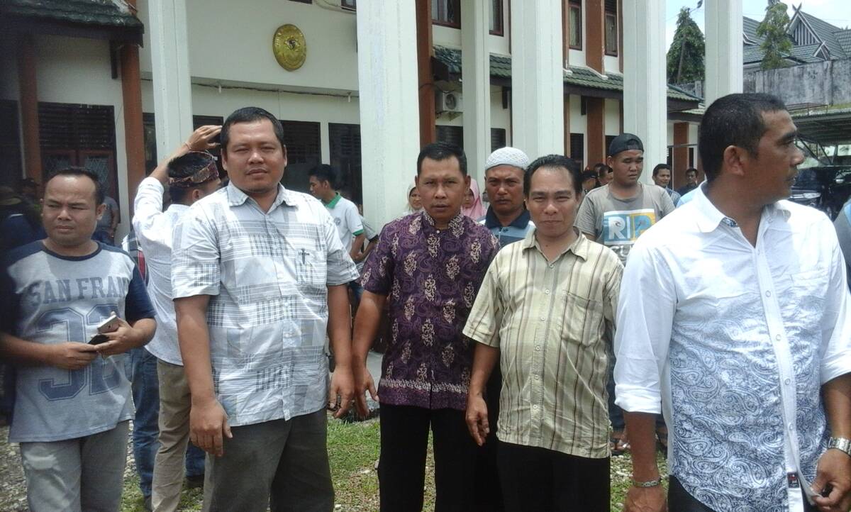 Empat Terdawa Menangis Haru, Haris Cs Divonis Bebas Hakim