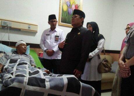 Fachrori Besuk Polisi Korban Penyerangan Polsek Maro Sebo Muarojambi