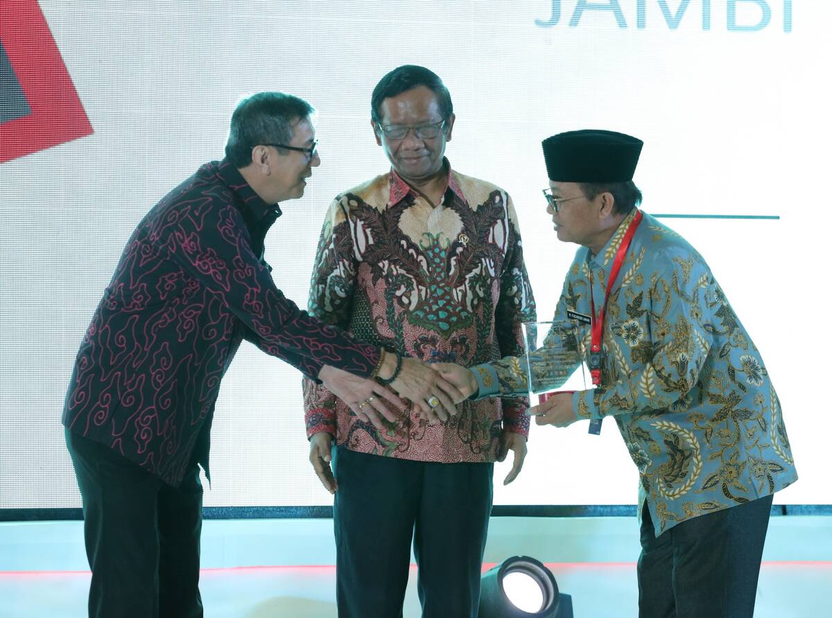 Fachrori  Dianugerahi Penghargaan Pembina Kabupaten Dan Kota Peduli HAM