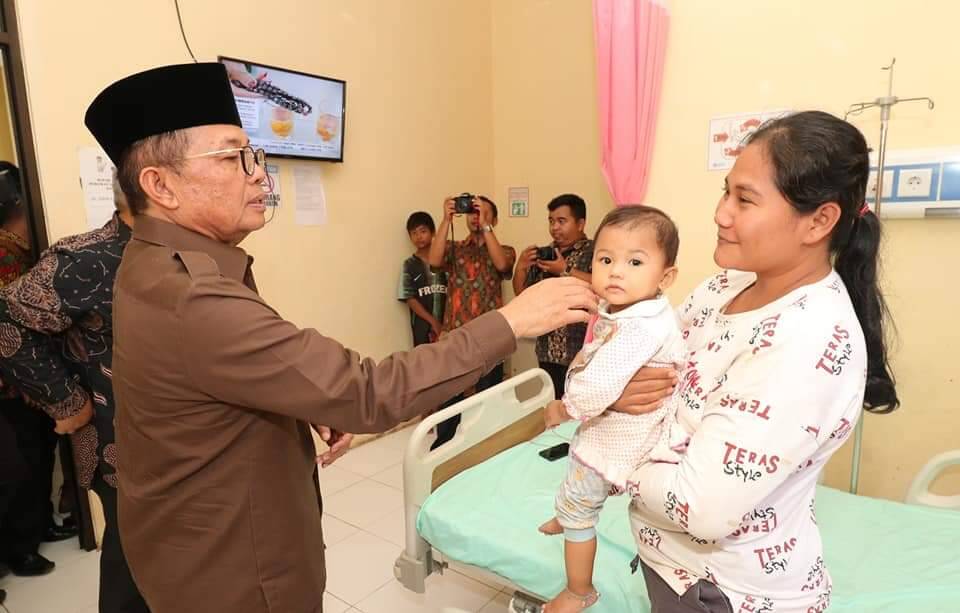 Fachrori Kunjungi Pasien ISPA Dampak Karhutla di Tanjabbar