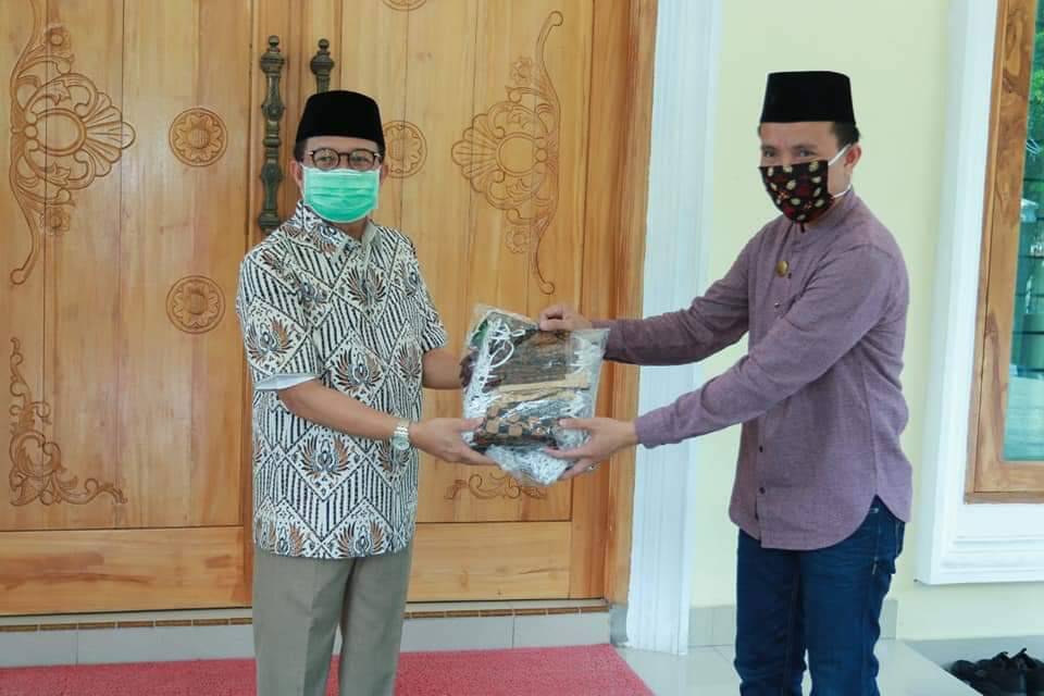 Fachrori Serahkan 1.000 Masker Kepada Pedang Pasar Angso Duo 