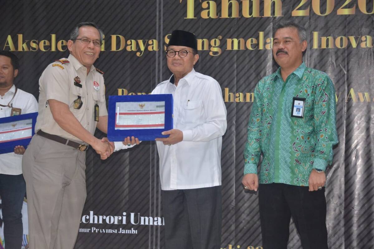 Fachrori Serahkan DIPA Dan TKDD Tahun 2020