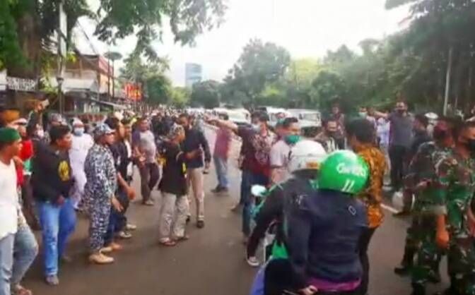 FPI Bersitegang dengan Aparat: Woi Mau Ngapain Itu