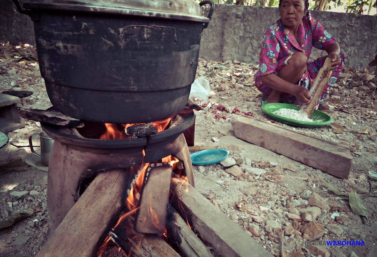 Gas Langka, Warga Masak Pakai Kayu