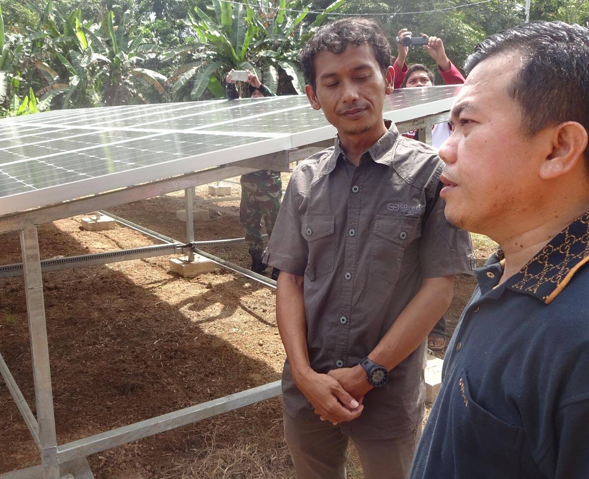 Genjot Pembangunan di Tabir Bupati Resmikan PLTS Desa Ganduk