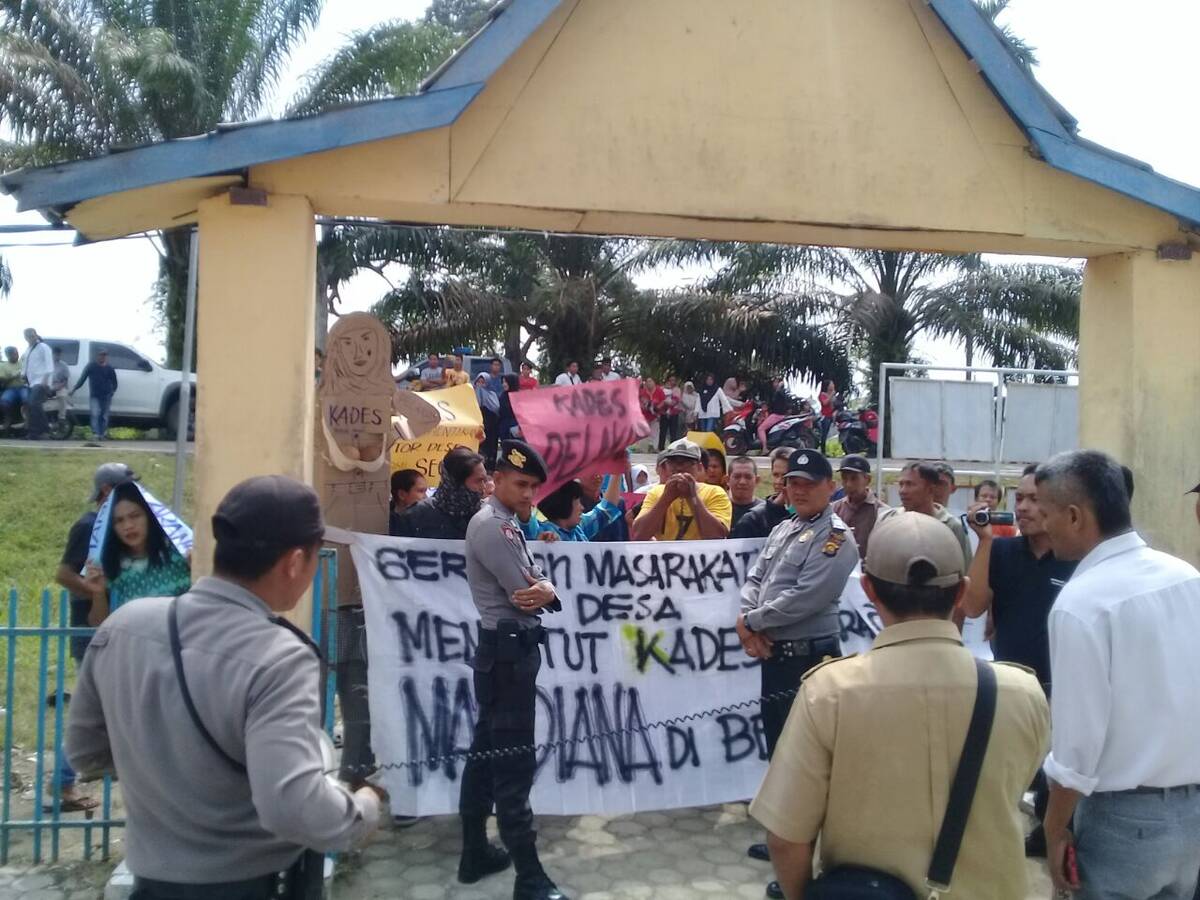 Gruduk Kantor Desa Warga Tuntut Kades Mardiana Mundur Dari Jabatan