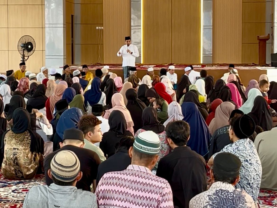 Gubernur Al Haris Buka Puasa Bersama Warga Sekitar Rumah Dinas
