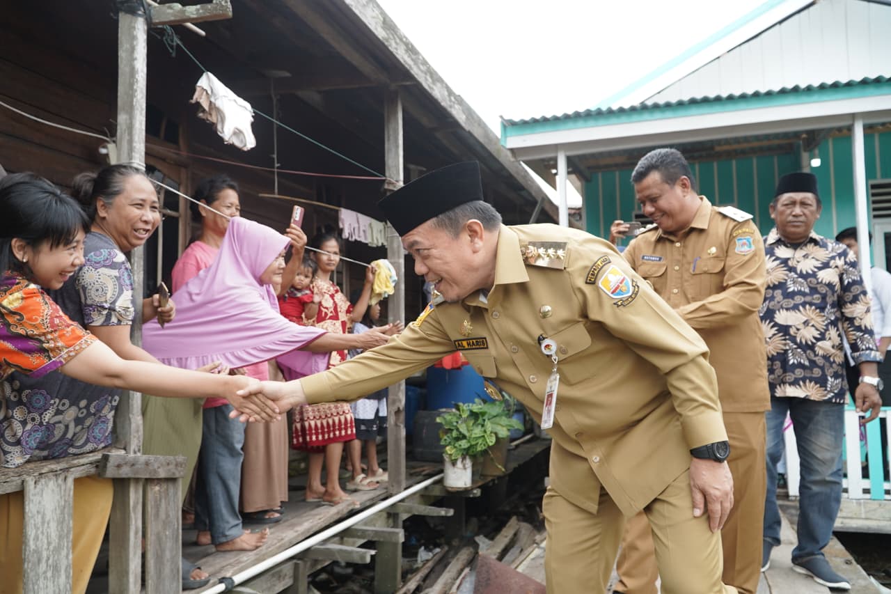Gubernur Al Haris Salurkan 51 Bantuan Bedah Rumah di Tanjab Barat