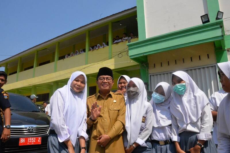 Gubernur Bagikan Masker ke Parapelajar