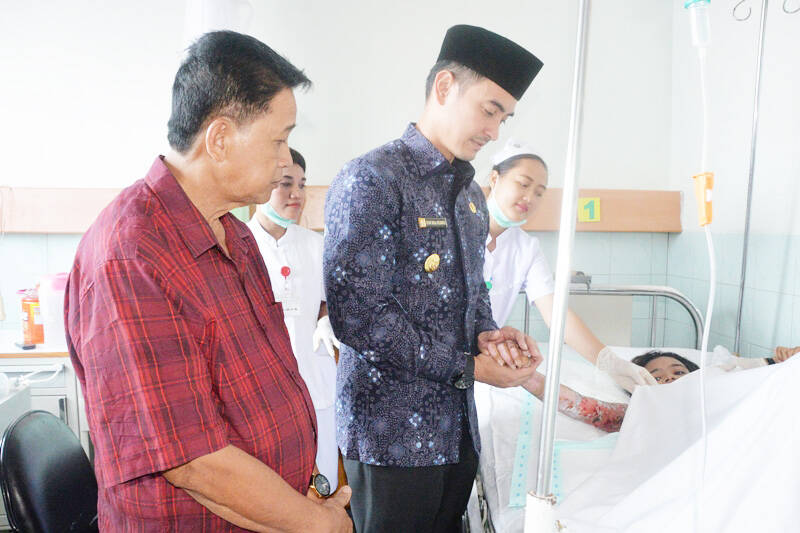 Gubernur Besuk Indah Korban Sengatan Listrik