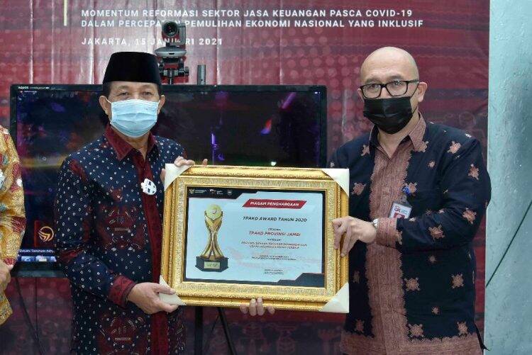 Gubernur Fachrori Dianugerahi TPAKD Award 2020