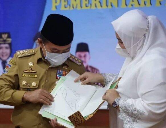 Gubernur Haris Terima Hibah Tanah untuk Bangun Sport Center