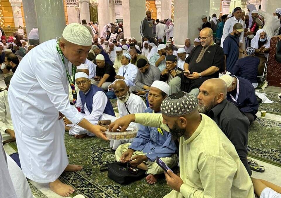 Gubernur Jambi Bagi-bagi Kurma pada Jamaah di Masjid Haram Mekkah