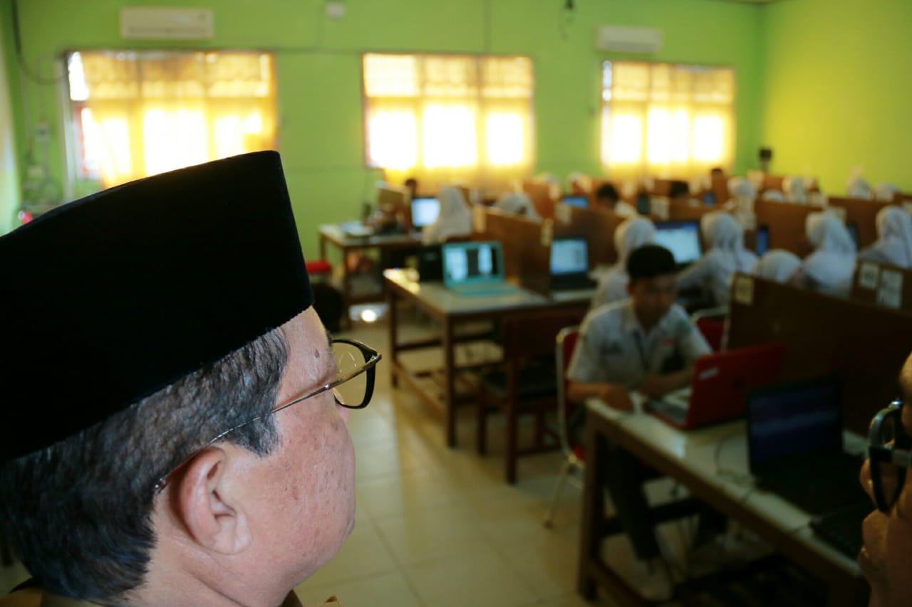 Gubernur Jambi Tinjau UNBK di SMAN 10 Kota Jambi