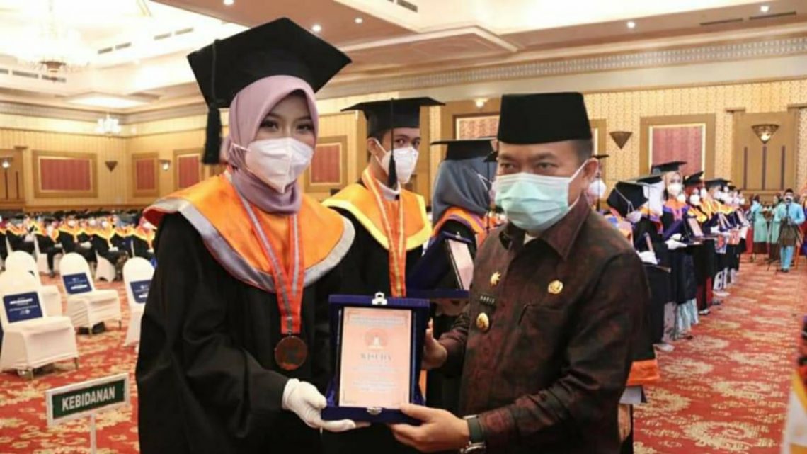 Gubernur Minta Wisudawan Politeknik Kesehatan Buka Lapangan Kerja Baru
