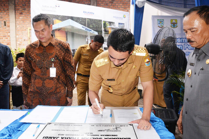 Gubernur Resmikan Bantuan Monumental PT Angkasa Pura II