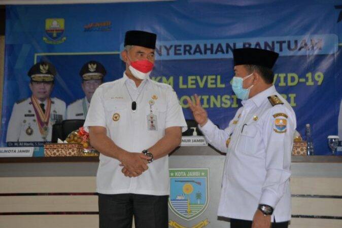 Gubernur Serahkan Paket Rp150 Ribu untuk Warga Kota Jambi