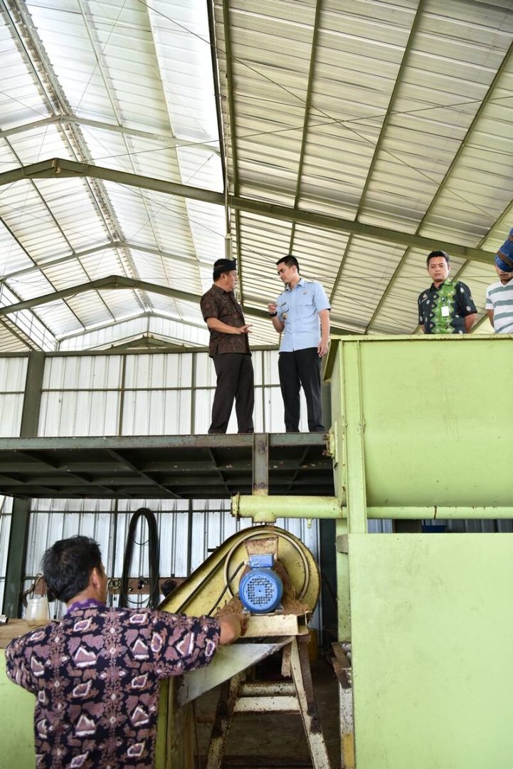 Gubernur Zola Tinjau Pabrik Pakan Ikan