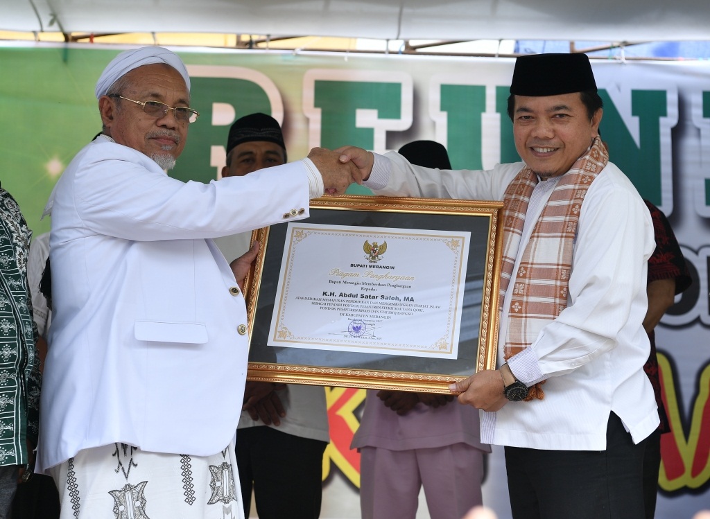 H Al Haris Beri Penghargaan kepada H Satar Saleh