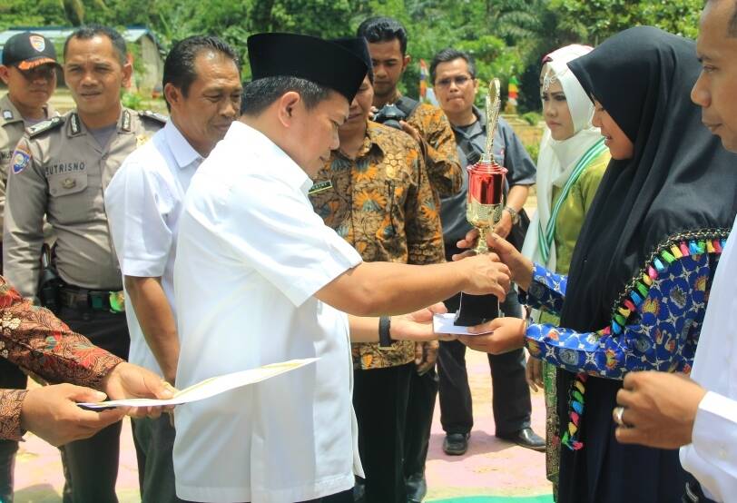 H Al Haris Hadiahi Bea Siswa Kepada Kelulusan Terbaik