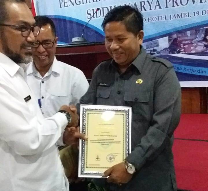 H Al Haris Raih Penghargaan Sidakarya 2018