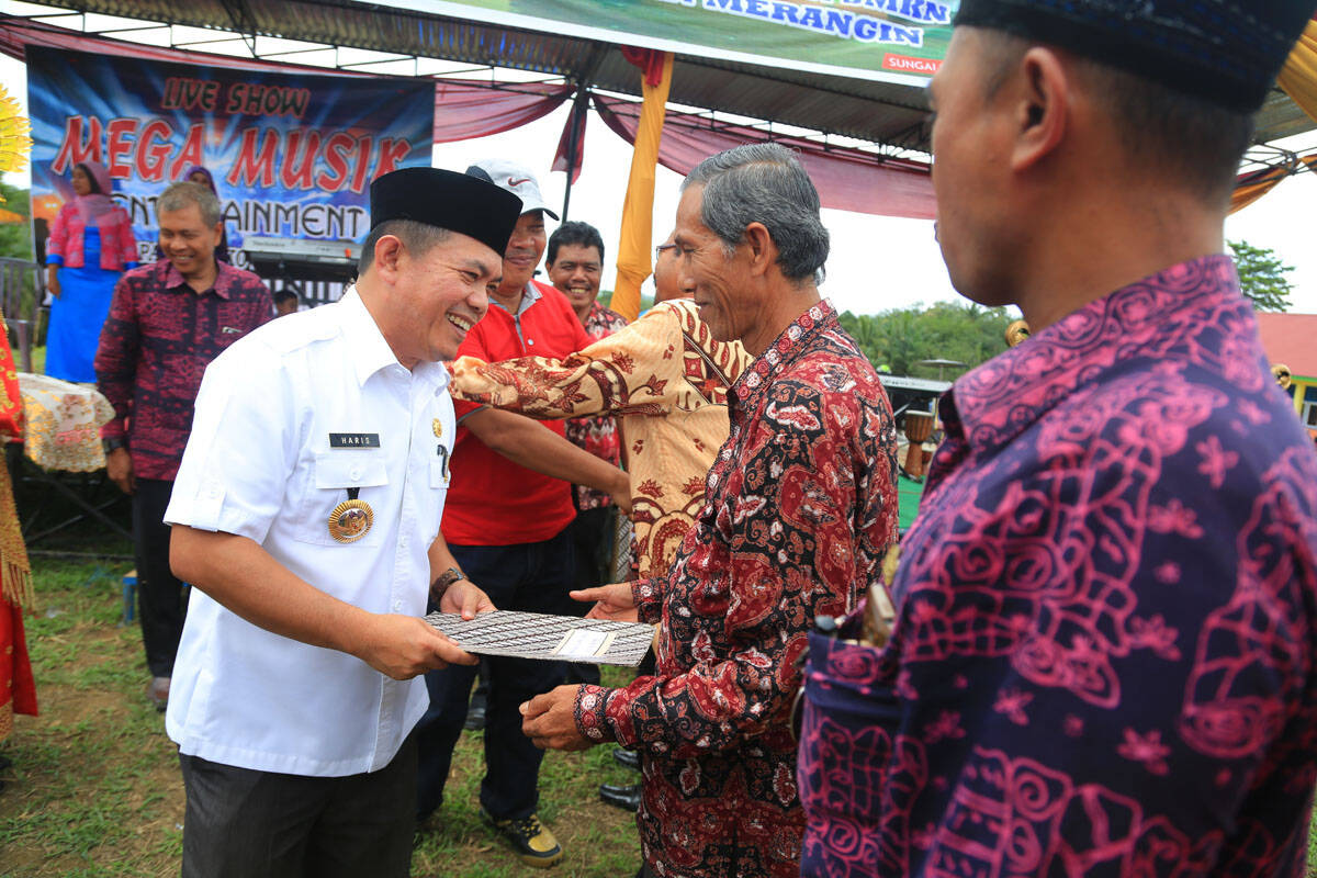 H Al Haris Serahkan Sertifikat Penegerian Tiga Sekolah