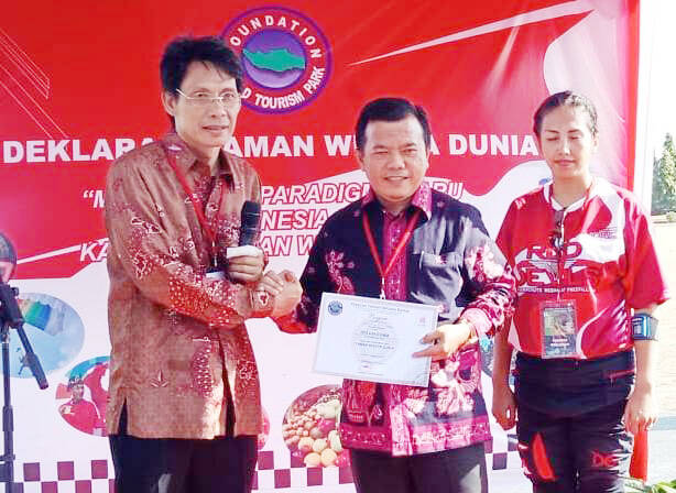 H Al Haris Terima Sertifikat Taman Wisata Dunia
