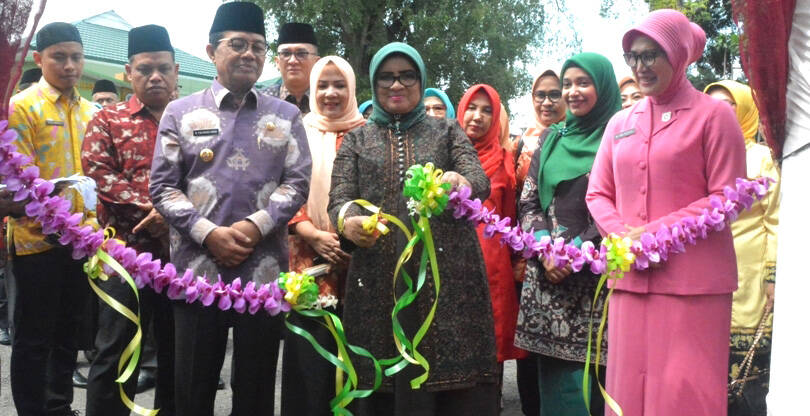 H. Fachrori Umar Dampingi Ketua BKOW Buka Bazar Ramadhan