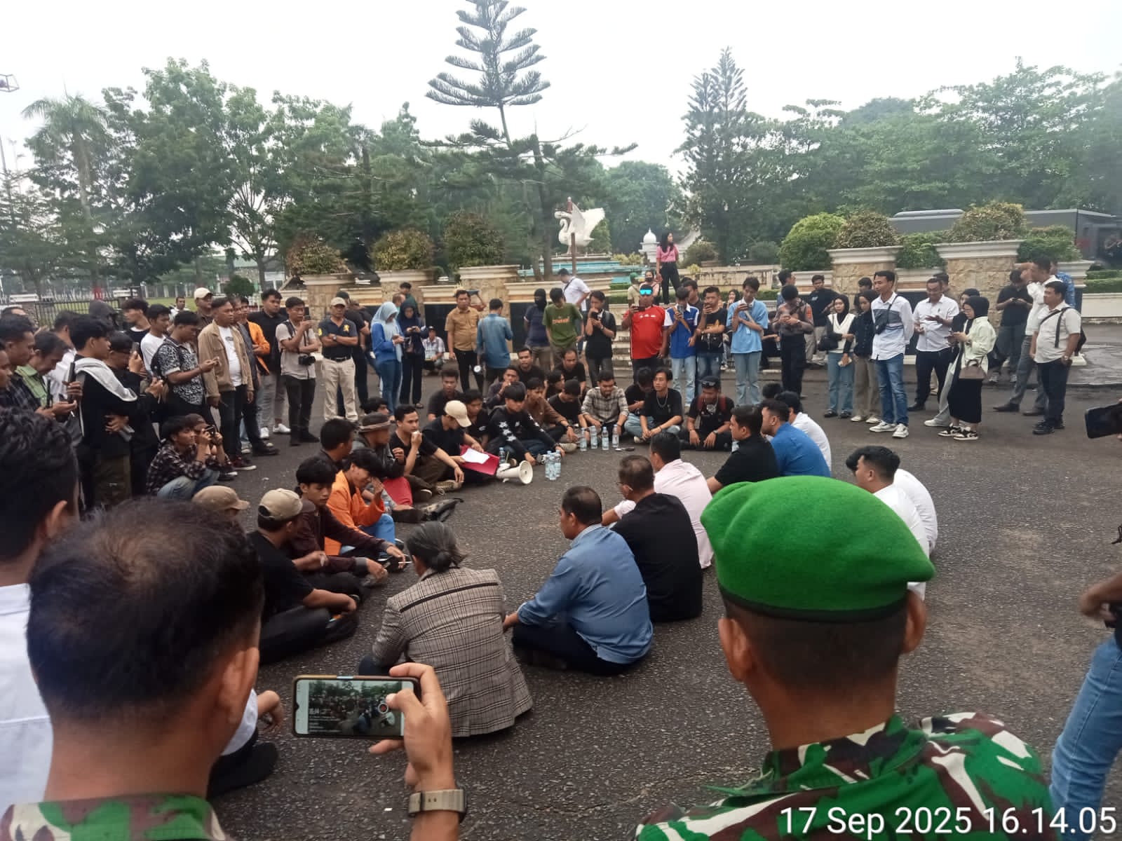 Hafiz Fattah Buktikan Aksi Massa di Kantor DPRD Provinsi Jambi Tetap Sejuk