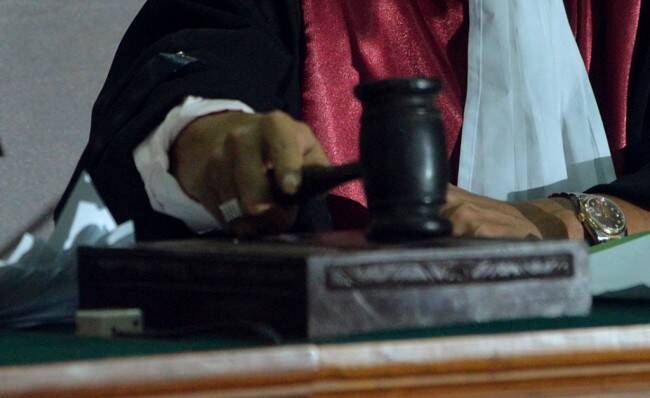 Hakim Tunda Sidang Terdakwa Korupsi Dana Bos