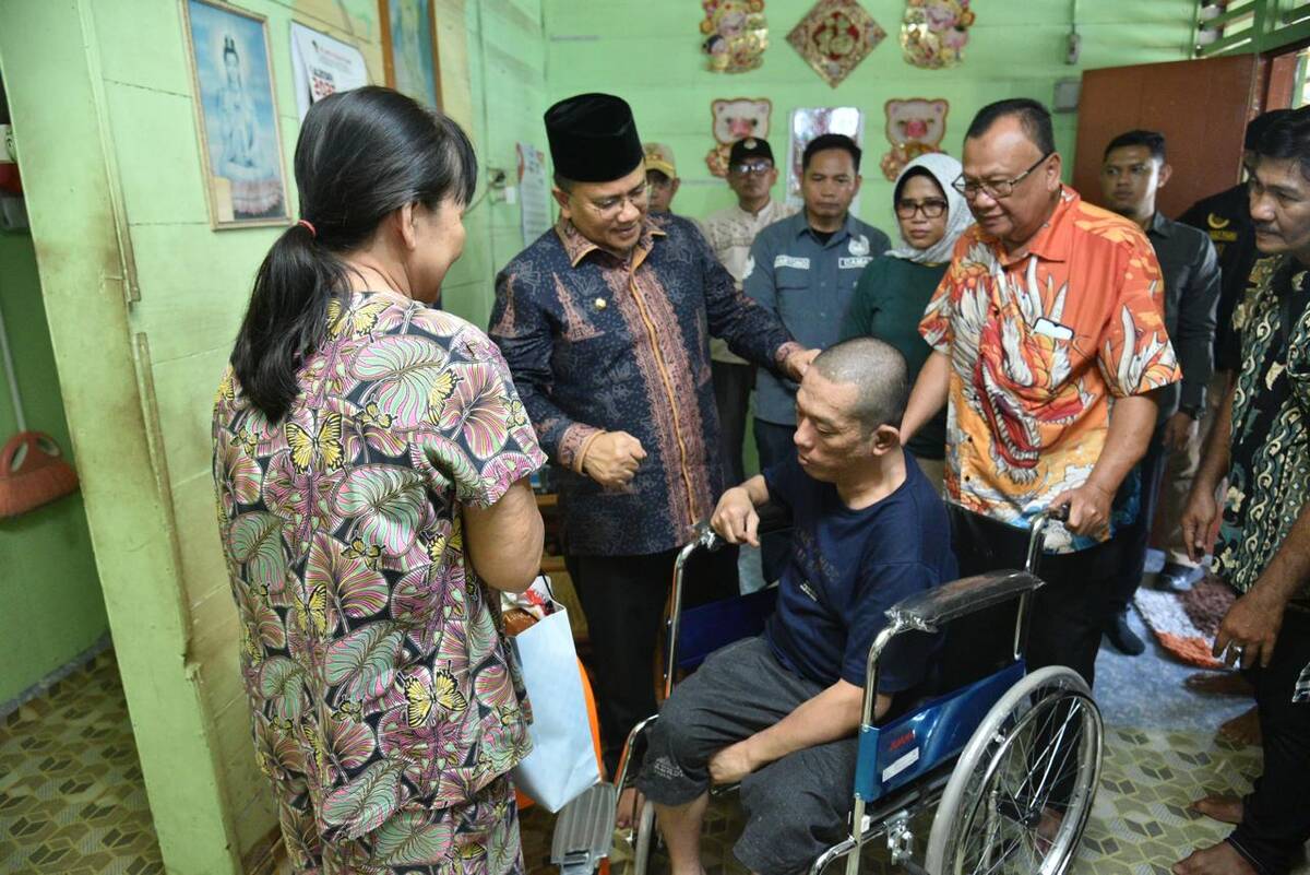 Hari Libur Tak Halangi Aksi, Wali Kota Maulana Turun Langsung Bantu Korban Kebakaran dan Disabilitas