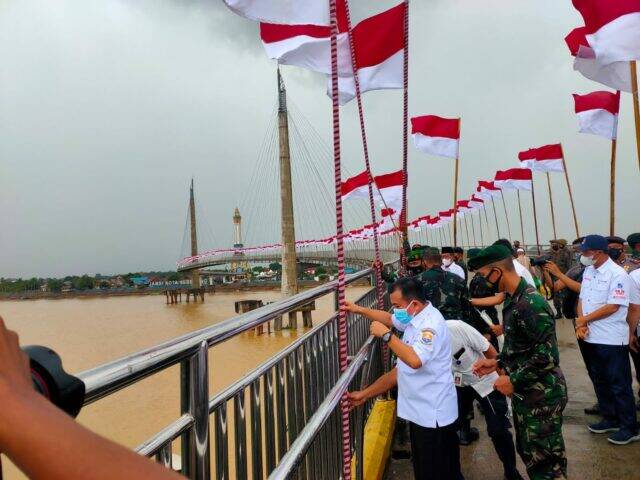 Haris Kibarkan Seribu Bendera Merah Putih di Jembatan Gentala Arasy