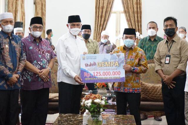 Haris Serahkan Ratusan Juta Bantu Korban Gempa Sumbar