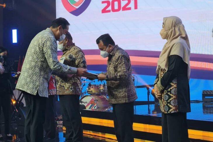 Haris Terima Penghargaan Pemda Peduli Perlindungan Konsumen