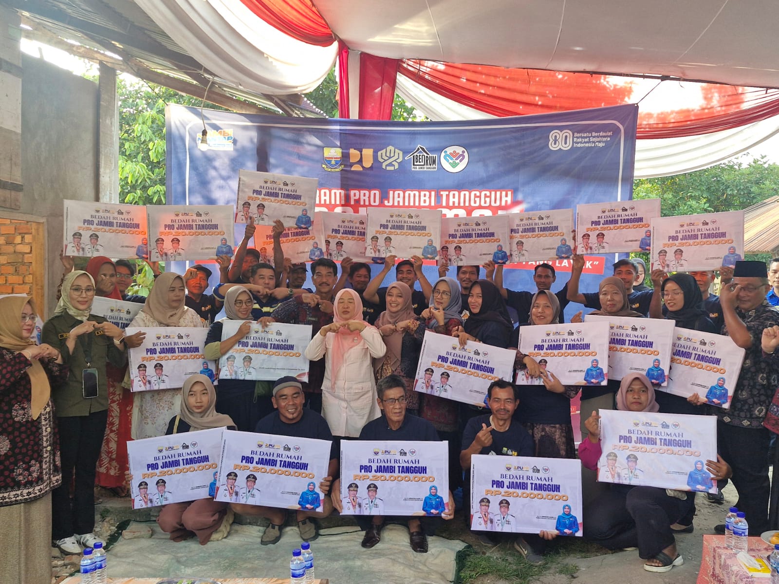 Hesti Haris Serahkan 50 Unit Bantuan Bedah Rumah di Kota Jambi