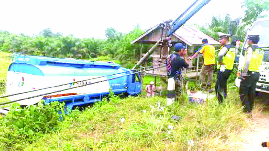 Hindari Adu Kambing, Truk BBM Tabrak Tiang Listrik